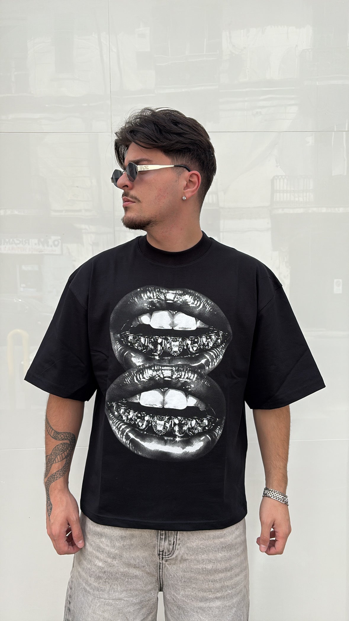 T-shirt mouth