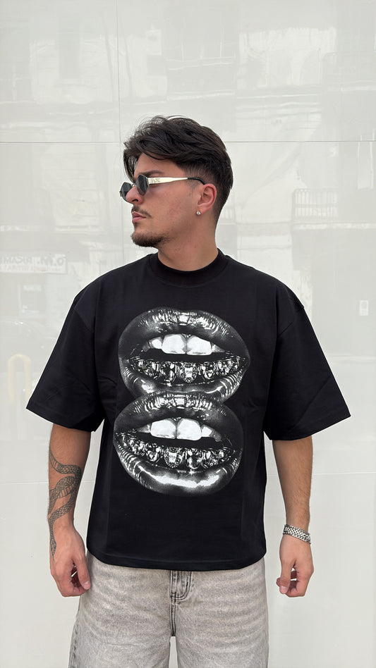 T-shirt mouth